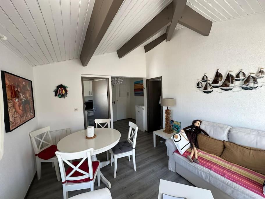 Appartement St Martin With Aircon, Car Park & Swimming Pool Across Street,access To Shared Garden Area