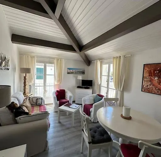 St Martin Apt With Aircon, Car Park & Swimming Pool Across Street,Access To Shared Garden Area