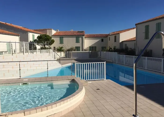 St Martin Apt With Aircon, Car Park & Swimming Pool Across Street,Access To Shared Garden Area