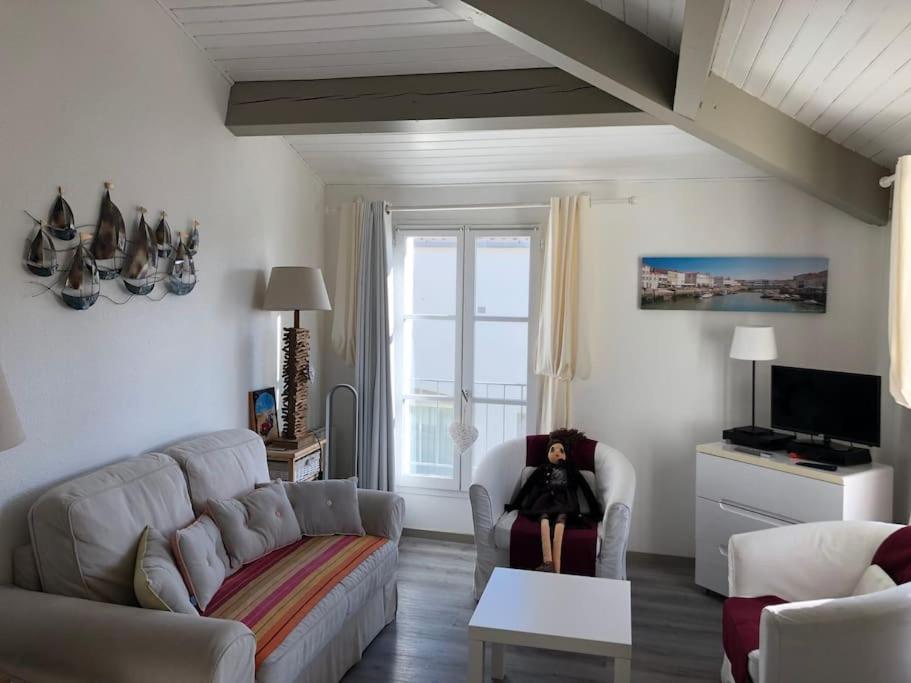 St Martin With Aircon, Car Park & Swimming Pool Across Street,access To Shared Garden Area Apartment *