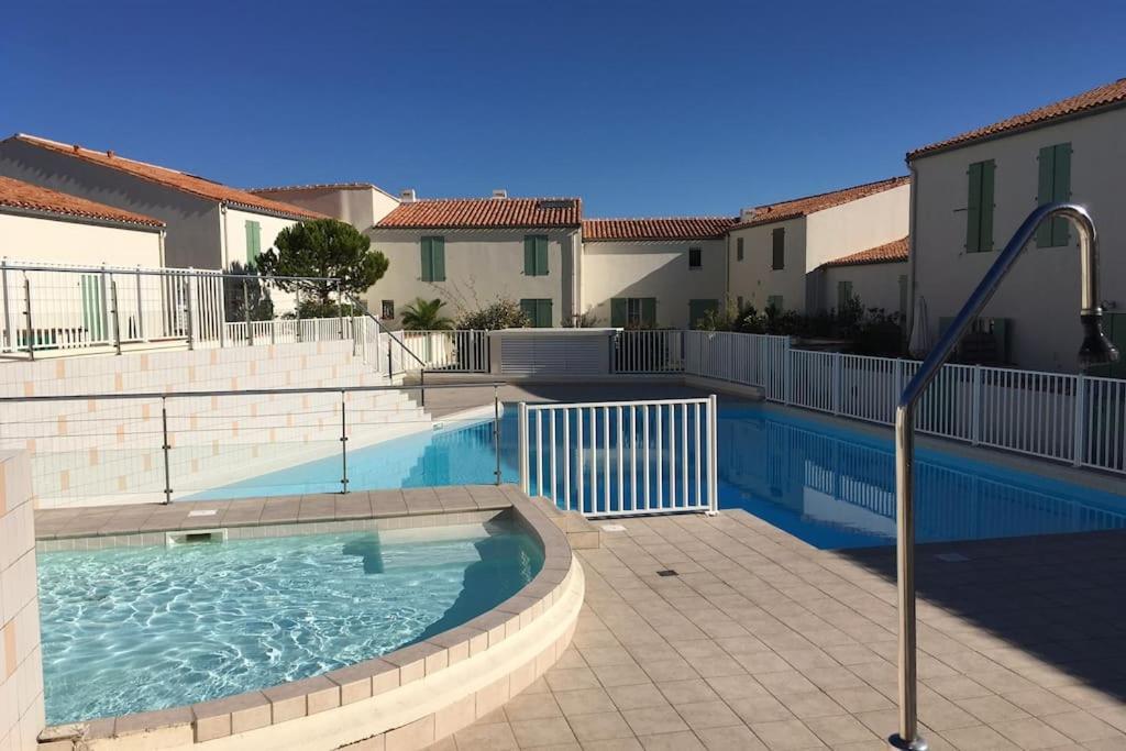 St Martin With Aircon, Car Park & Swimming Pool Across Street,access To Shared Garden Area